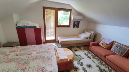 伊利扎Curovac Nature的客厅配有床和沙发