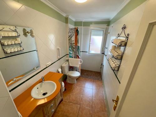 因凡特斯新镇APARTAMENTO TURÍSTICO VILLANUEVA DE LOS INFANTES的一间带水槽和卫生间的浴室
