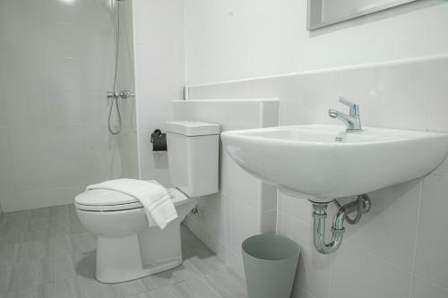 北榄坡Ezyinn的白色的浴室设有水槽和卫生间。