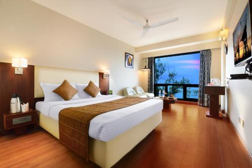 穆索里马苏里蜜月酒店的一间酒店客房,设有一张大床和一个大窗户