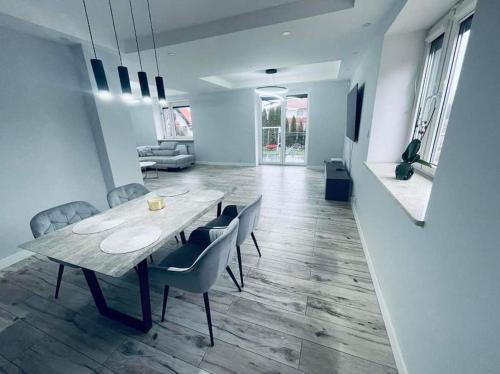 华沙Dream House SmartHome的一间带桌椅的用餐室