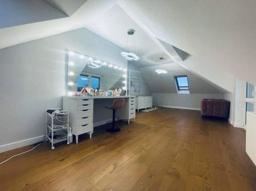华沙Dream House SmartHome的阁楼间配有梳妆台和镜子
