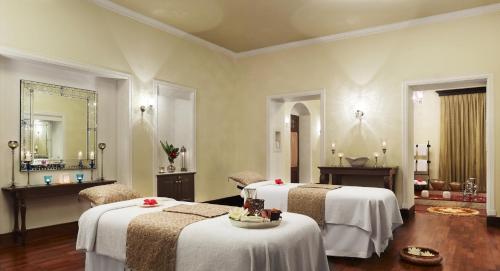 瓦拉纳西纳德萨泰姬陵酒店&度假村的酒店客房,设有两张床和镜子