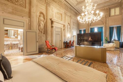 维罗纳Corte Realdi - Palazzo Camozzini的一间卧室配有一张床和一台平面电视