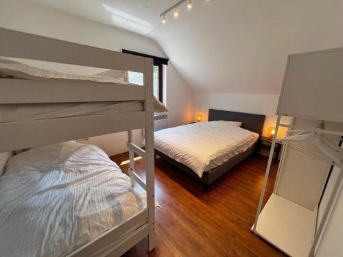 巴尔沃recently modernized villa located on the edge of the Gulf of Durbuy的带2张床的客房中的2张双层床