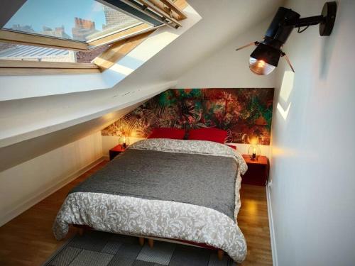 里尔Duplex Cosy Place République的一间卧室配有一张壁画床