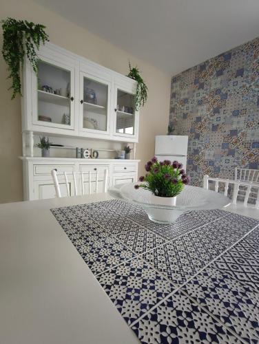 丽都玛里尼La casa di Stefy的一间铺有蓝色和白色地板并配有桌子的用餐室