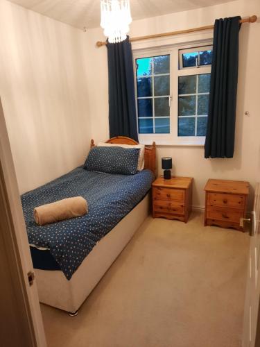 达灵顿Redmire - 2 bed 1st floor flat overlooking green的一间小卧室,配有床和窗户