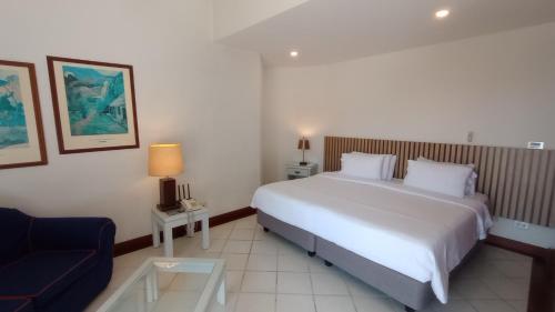 卡利Castellón de Juanambú的配有一张床和一把椅子的酒店客房