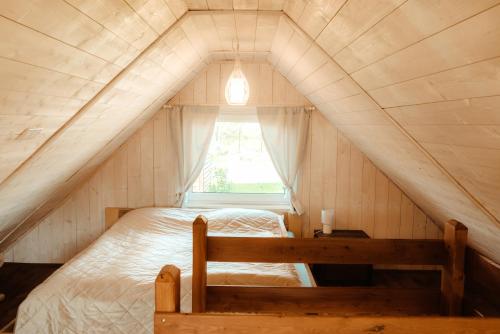 玛塔弗瑞德Beneháti kunyhók的一个小房间的一个床位,设有窗户