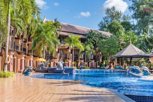卡马拉海滩Princess Kamala Beachfront Hotel - SHA Extra Plus的喷泉度假村的游泳池