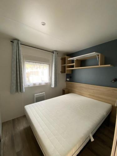波讷地区圣朱利安Mobil-home Les Dunes de Contis的一间小卧室,配有床和窗户