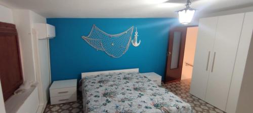 泰尔莫利Azzurro come il Mare的一间卧室设有蓝色的墙壁和一张床