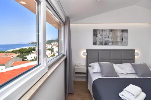 图彻皮Luxury Apartments Luna的一间卧室设有一张床和一个大窗户
