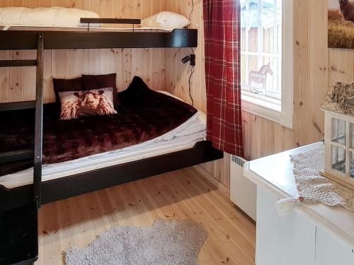 Holiday home Engerdal的一间卧室配有两张双层床。