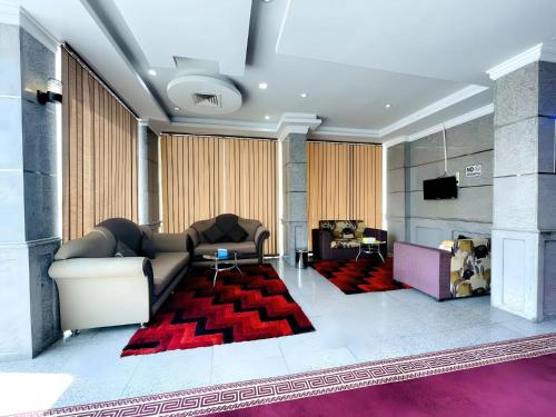科威特Relax Inn Furnished Apartments Hawally的带沙发和红色地毯的客厅