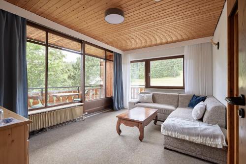 艾森巴哈Landhotel Fuchs的客厅配有沙发和桌子