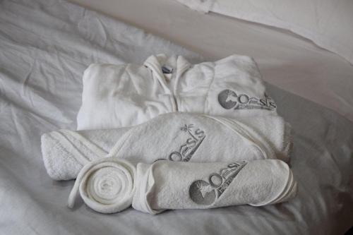 El BiarGhazalle Oasis Hotel 1的床上的一大堆毛巾