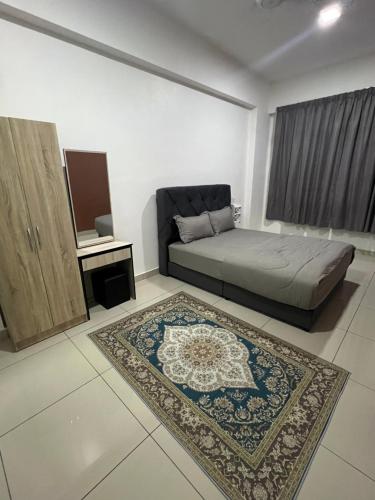 雪邦Ilsham Guest House @ Seroja Hills BBST Sepang的一间卧室配有一张床和地毯