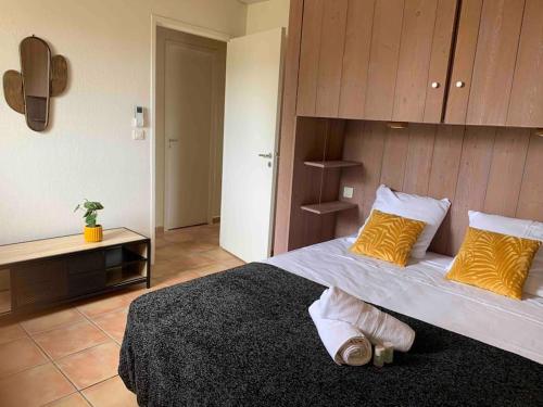 LecciPlage à pied : Mini villa Saint-Cyprien的一间卧室配有一张带黄色枕头的大床