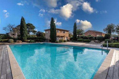 LecciPlage à pied : Mini villa Saint-Cyprien的一座带房子的庭院内的大型游泳池