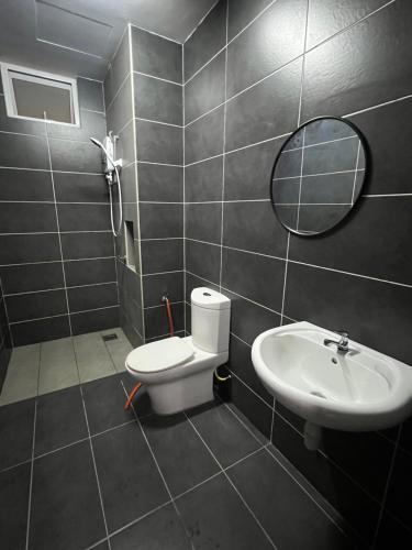 雪邦Ilsham Guest House @ Seroja Hills BBST Sepang的一间带水槽、卫生间和镜子的浴室