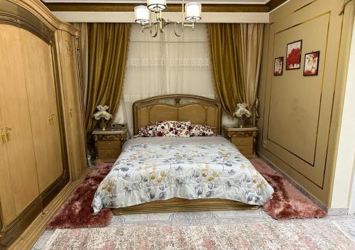 开罗Luxury Apartment 2 Nasr City- City stars的一间卧室配有床和2个床头柜