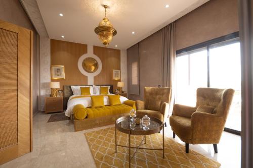 马拉喀什Villa Dar Laila的卧室配有一张床和一张桌子及椅子