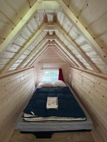 圣卡勒吉勒多彭古恩宿营地的一间小房间,阁楼上配有一张床