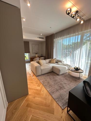 派尔努Pärnu rannarajooni apartment的客厅配有白色沙发和大窗户