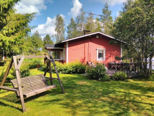 罗瓦涅米Lysti Cottage by the lake and magical countryside的前面有长凳的红色房子