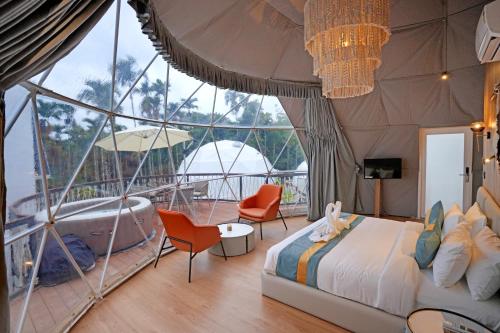 苏丹巴特利Le Villagio Resort & Domes的一间卧室配有一张床,帐篷内设有一个浴缸