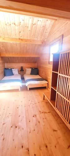 斯维诺乌伊希切Ostoja Struga的小木屋内带两张床的房间