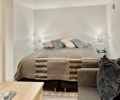 耶夫勒Nyrenoverat boende i villaområde的一间卧室配有一张床和一张沙发