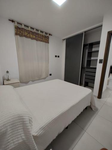 卡塔马卡Temporario catamarca的白色的卧室设有一张大床和一个窗户