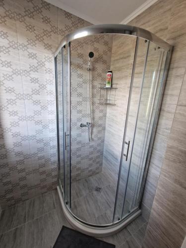 圣弗拉斯Premium 2 bedroom flat at Millennium 2的浴室里设有玻璃门淋浴