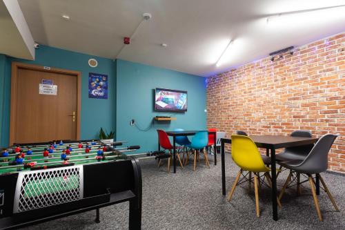 格但斯克Moon Hostel Gdańsk的一间设有桌上足球桌和椅子的房间