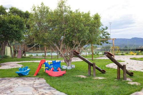 里奥迪孔塔斯Granville Eco Resort的草上放着一堆玩具的游乐场