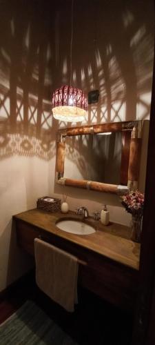 蒂尔卡拉Casa Santa Lucia的一间带水槽和镜子的浴室