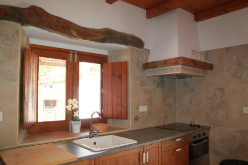 阿尔莫多瓦Corvatos Casas do Monte的厨房设有水槽和窗户。