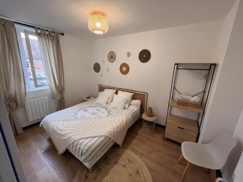 博韦Appartement f2 Résidence Nassau的卧室配有一张床,墙上设有镜子