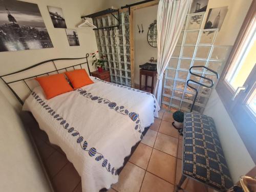 帕拉莫斯DUNA Y DANA的一间卧室配有带橙色枕头的床