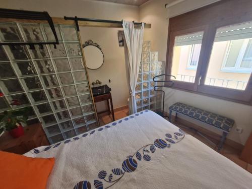 帕拉莫斯DUNA Y DANA的一间卧室设有一张床、一个窗口和一面镜子