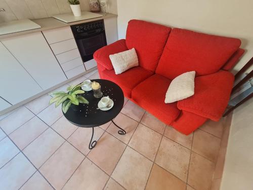 帕拉莫斯DUNA Y DANA的客厅配有红色的沙发和桌子