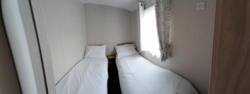 纽基Lake view的带窗户的客房内的2张白色床