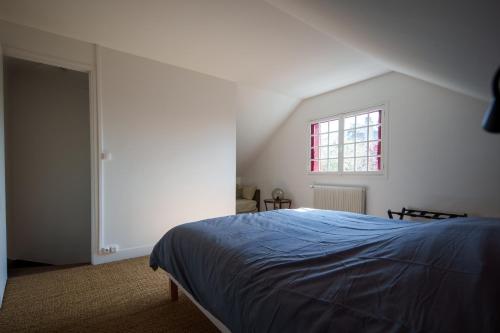 Saint-Dyé-sur-LoireMaison avec vue sur Loire proche de Chambord的一间卧室设有蓝色的床和窗户。