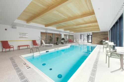 魁北克市Home2 Suites By Hilton Quebec City的大楼里一个蓝色的大泳池
