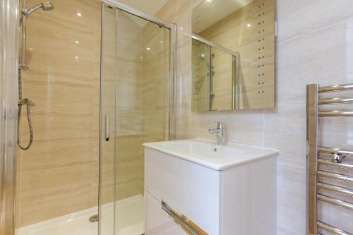 泰晤士河畔金斯顿狮子门马厩酒店的一间带水槽和淋浴的浴室