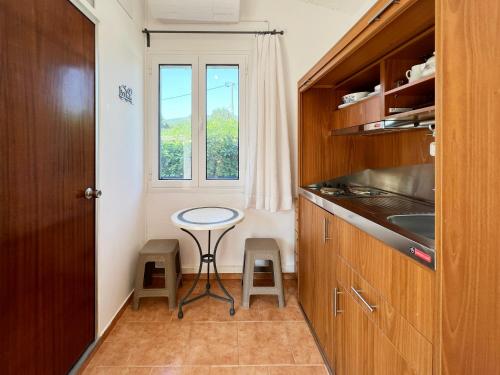 凯法利尼亚岛Villa Kostoula Mini house的一个带桌子和窗户的小厨房