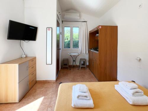 凯法利尼亚岛Villa Kostoula Mini house的一间卧室配有一张床,上面有两条毛巾